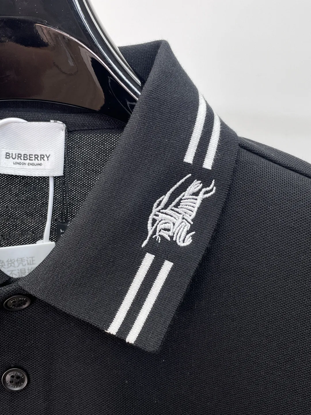 BURBERRY New Arrival Polo shirt, complete with three labels, original fabric, original customized accessories, official Same Style, using 210 grams of pure cotton pique fabric, customized same-tank dyed fabric, very comfortable and smooth to the touch, very wide and stylish, produced by a first-line brand on behalf of Factory, imported Behringer embroidery machine, embroidery is full and textured, imported Kangli direct-injection machine, printing is clear and textured, the collar rib is woven with imported yarn It will not lose shape after being worn for a long time. It is the most New Arrival style in spring and summer. It is fashionable and individual. It is super Versatile and looks good. It is very suitable for both men and women. It is a must-have for everyone. Size: S-XXL